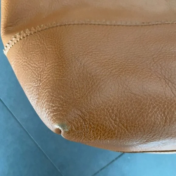 Madewell Medium Leather Tote with Pouch - Picture 2 of 5